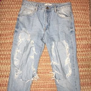 extra ripped lightwash boyfriend jeans